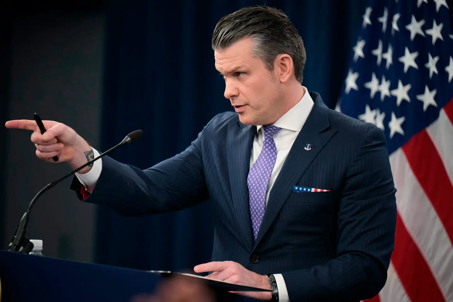 »Verden har fået at se, hvad vores allierede er villige til at gøre for USA. Præsidenten påpeger, at man ikke har særlig meget alliance, hvis der er lande, der ikke er villige til at stå ved ens side, når man har brug for dem,« sagde USAs forsvarsminister, Pete Hegseth, på et pressemøde tirsdag.