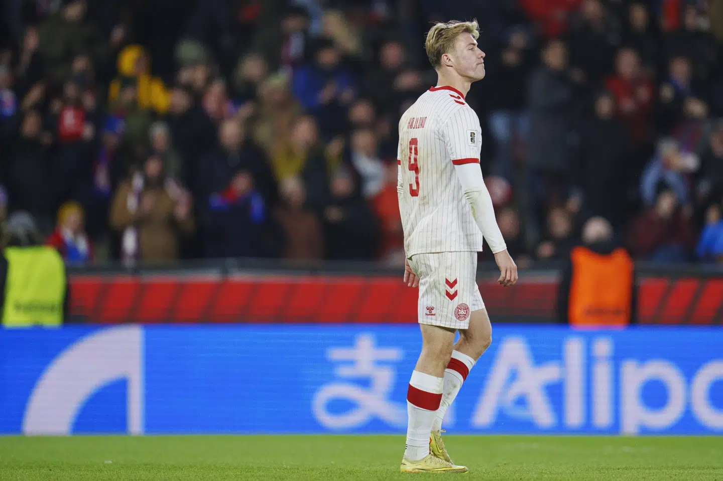 Rasmus Højlund hamrede sit straffespark på overliggeren.