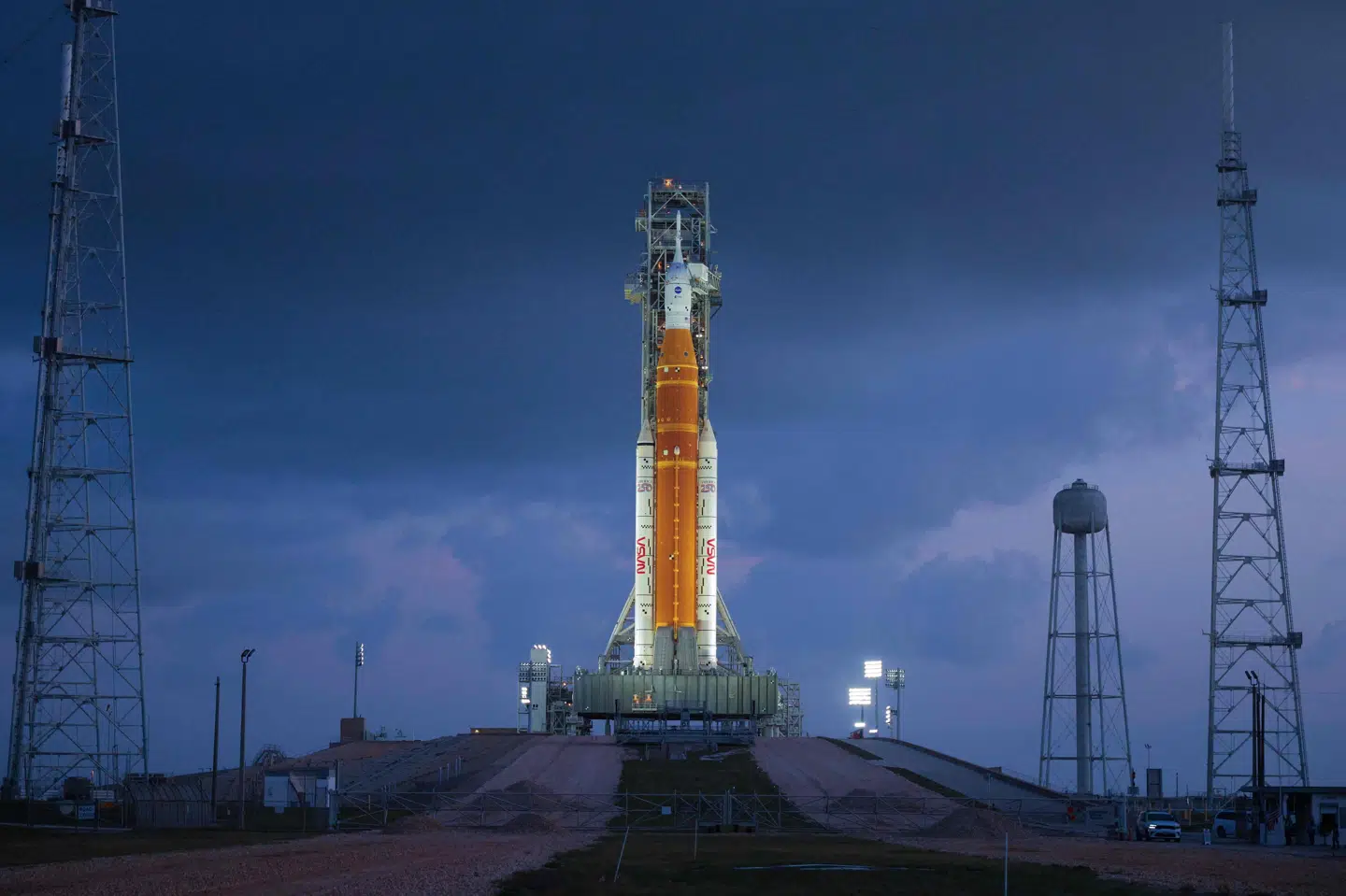 Det er kun lige blevet torsdag herhjemme, når Nasa, hvis alt går som planlagt, sender en raket i vejret fra Kennedy Space Center i Florida. Tekniske problemer har tidligere forsinket missionen.
