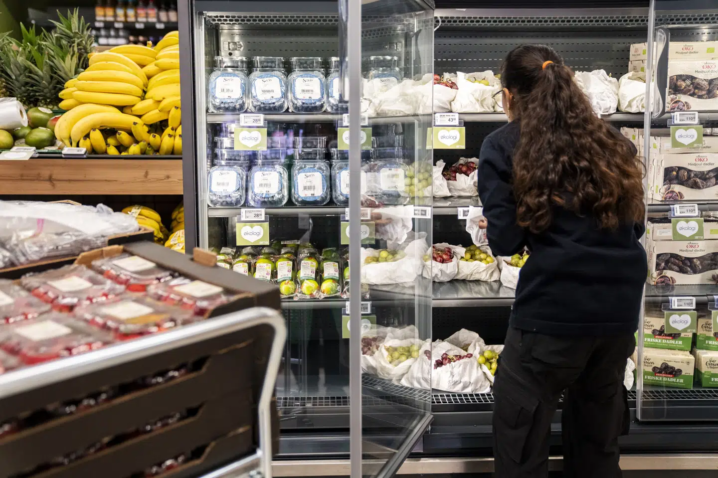 I Sverige bliver det fra onsdag billigere at fylde indkøbskurven i supermarkeder. (Arkivfoto).