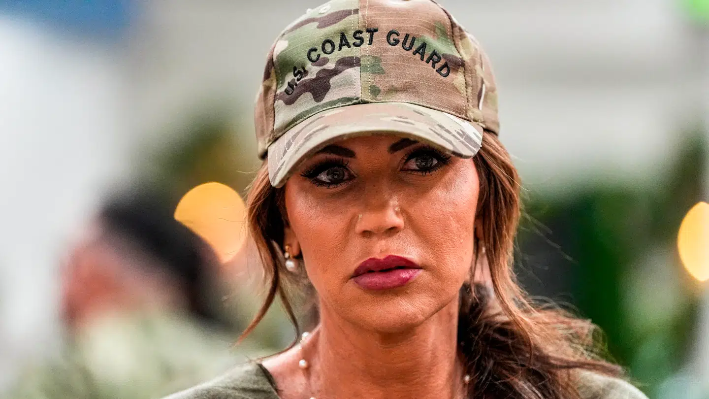 Den tidligere amerikanske minister for indenrigssikkerhed, Kristi Noem, er havnet i en personsag med hendes mand i centrum.