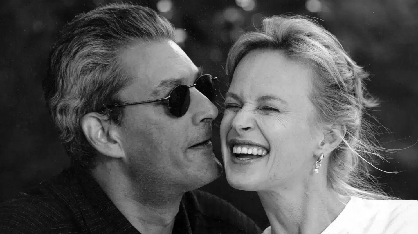 Siri Hustvedt sammen med sin mand, den berømte og nu afdøde forfatter Paul Auster, fotograferet i 2010. I Siri Hustvedts bog »Genfærd. En kærlighedshistorie« hører vi om hendes store kærlighed til Auster, og kvalerne hun havde med at være tildelt en plads i hans skygge.