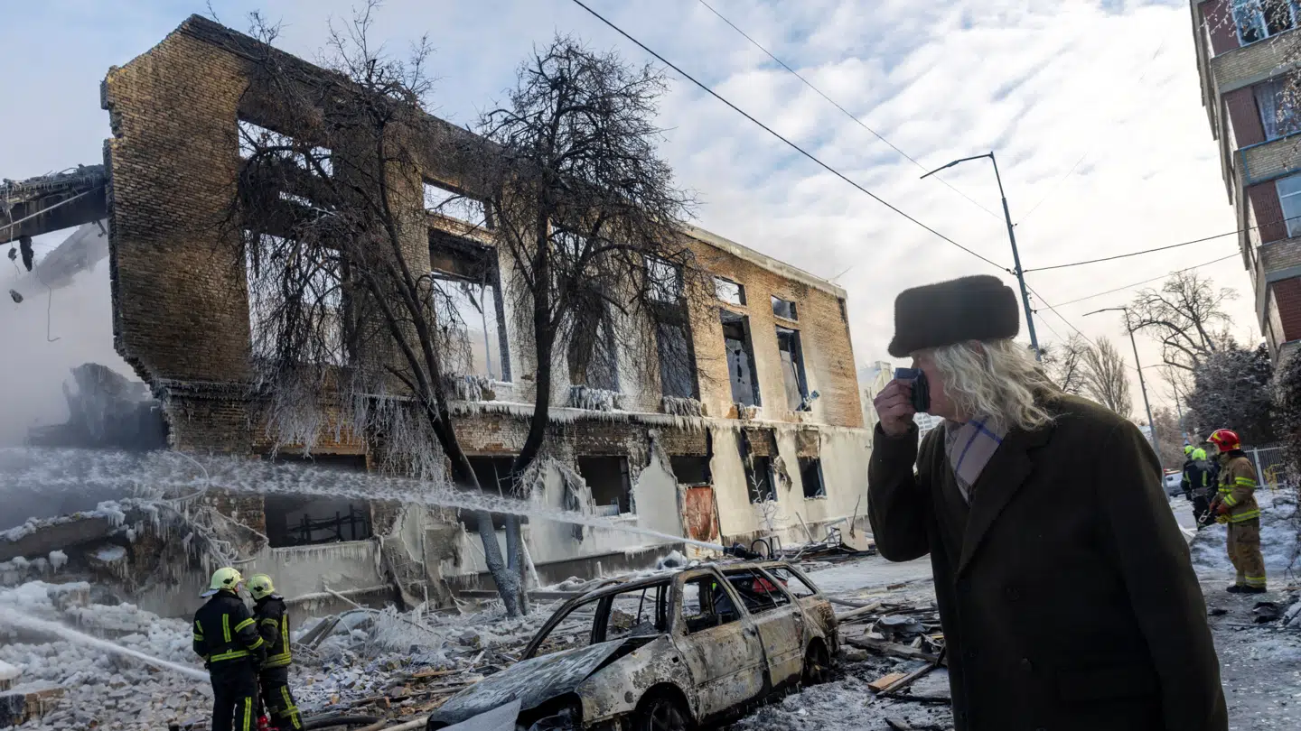 Rusland har under hele krigen bombet Ukraine og civilbefolkningen. Ukraines ambassadør er ikke i tvivl om, at Rusland ikke vil 'skåne' nogen.