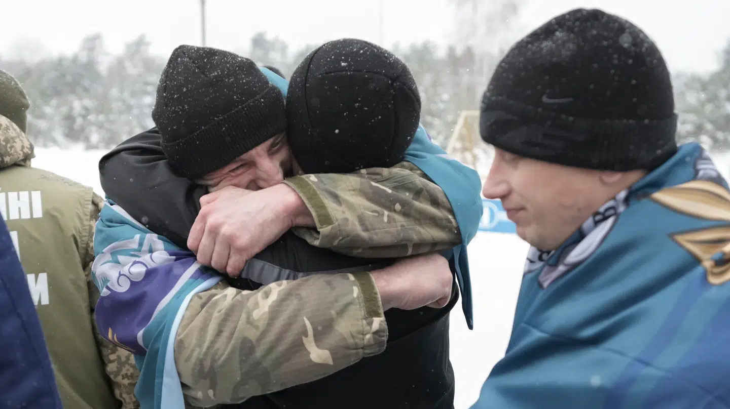 per på femte år i krigen mod Rusland. Her ses en gruppe krigsfanger, som er vendt hjem til Ukraine efter at have været i russisk fangenskab.