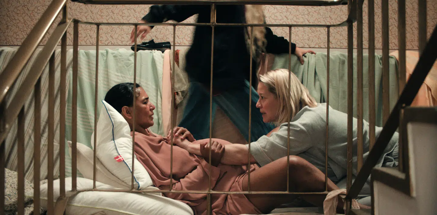 Ditte Jensen hjælper en baby til verden i opgangen.