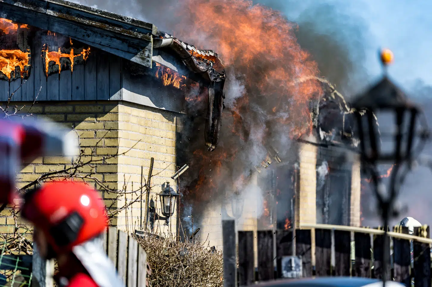 Brandvæsenet er til stede på Lyngvej i Greve, hvor en villa er i brand.