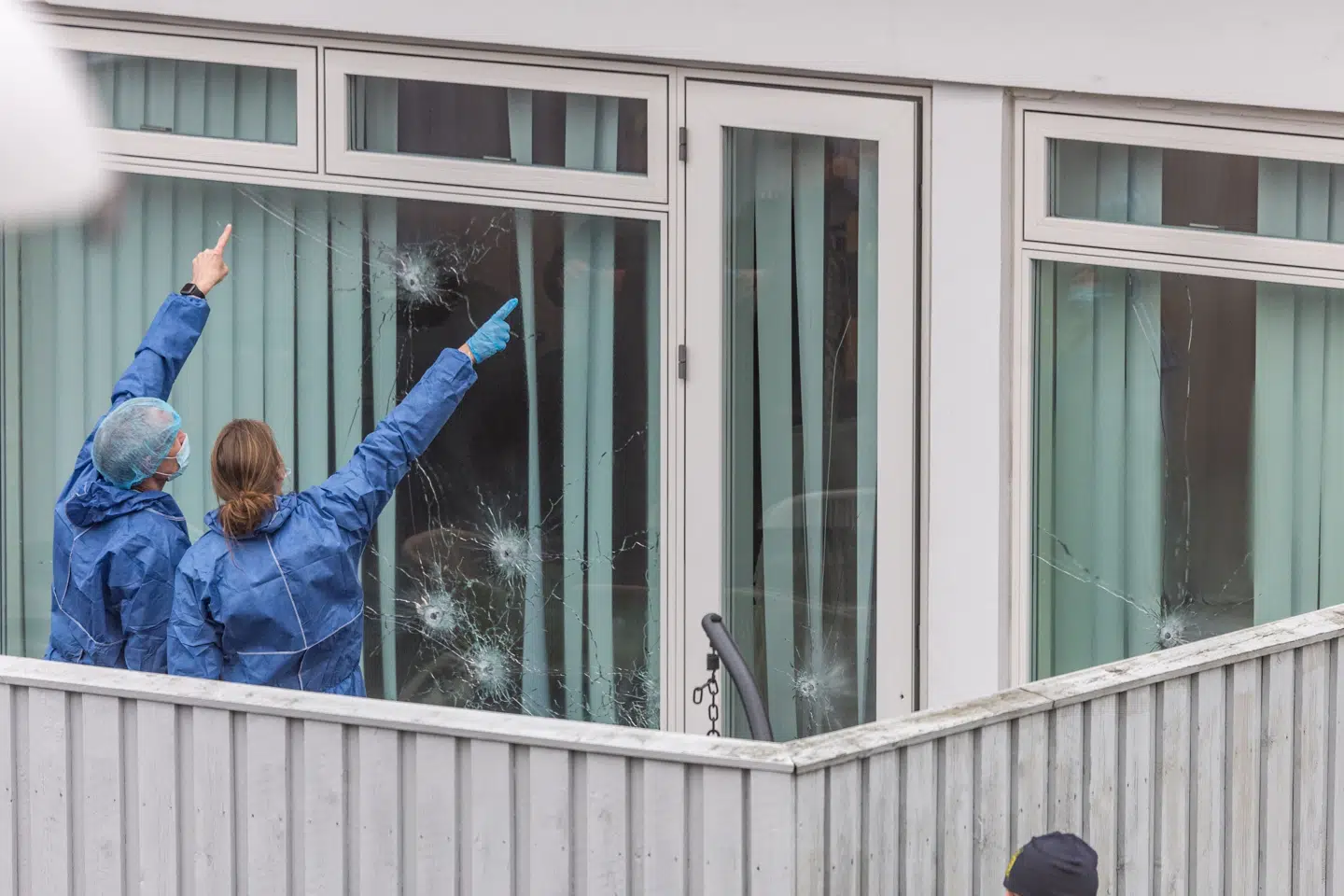 Politiets teknikere var tirsdag på Kastruplandgade, hvor to lejligheder var blevet ramt af skud. Onsdag fremstilles to teenagere i grundlovsforhør sigtet for drabsforsøg. (Arkivfoto).