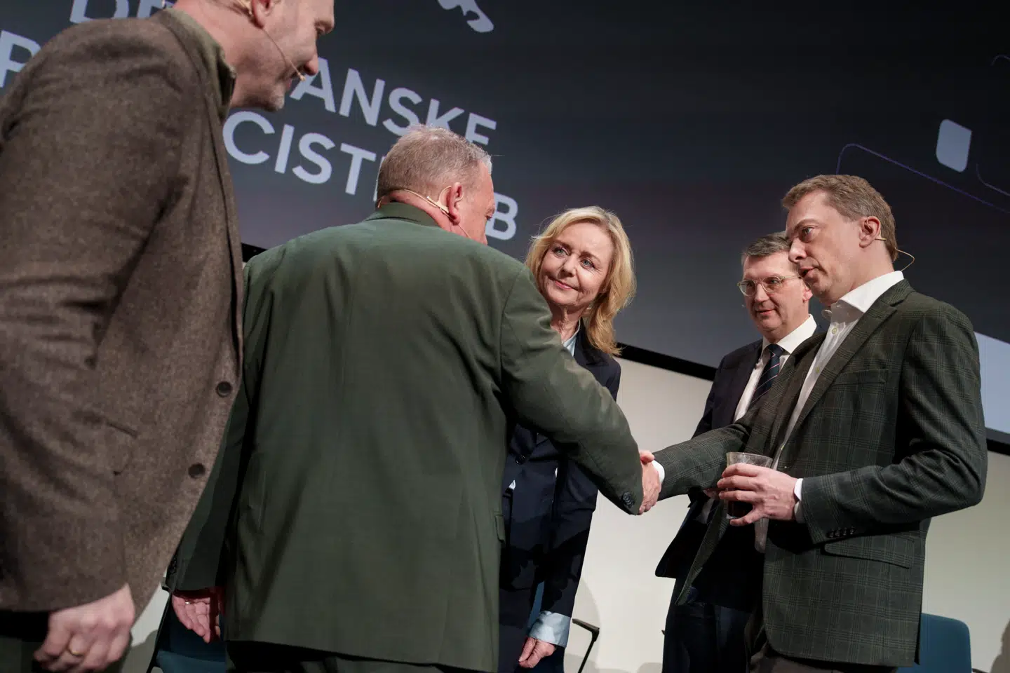 Dagen efter valget mødtes Folketingets partiledere til den traditionelle debat i Publicistklubben, og her kunne Lars Løkke Rasmussen så hilse på Morten Messerschmidt (DF), der aftenen forinden havde erklæret sig klar til at »æde« Moderaternes leder. Imens gik Lars Boje Mathiesen (BP) forbi, og V-formand Troels Lund Poulsen og K-formand Mona Juul så på.