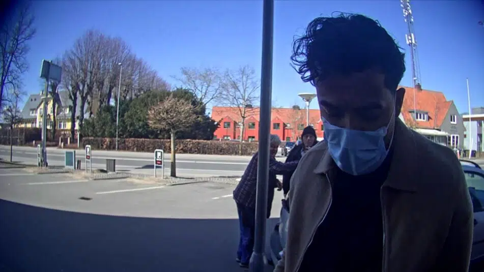 Politiet efterlyser falsk bankbud: Udsatte tre ældre borgere for kontaktbedrageri på samme dag