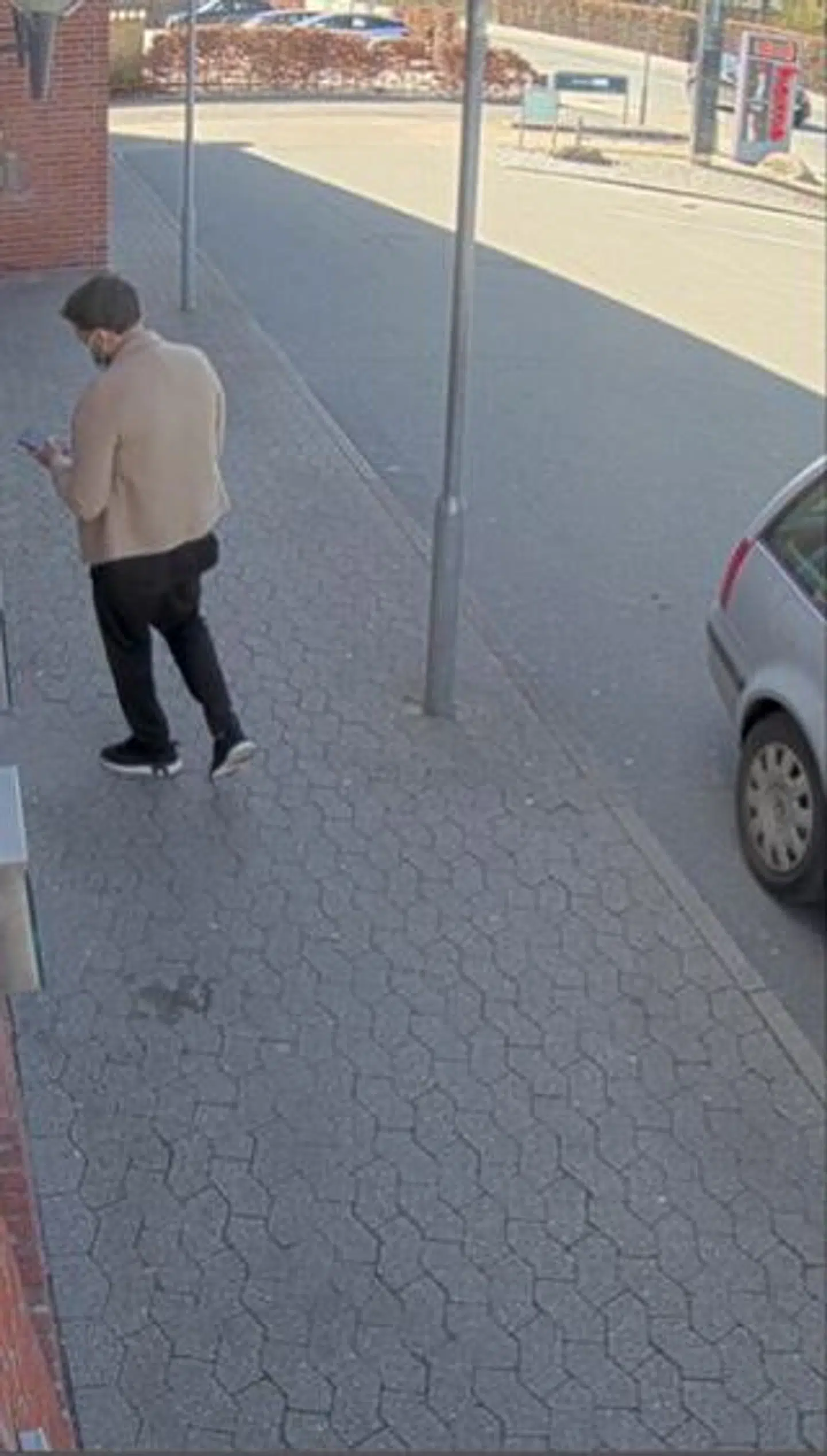 Manden ses her bagfra.