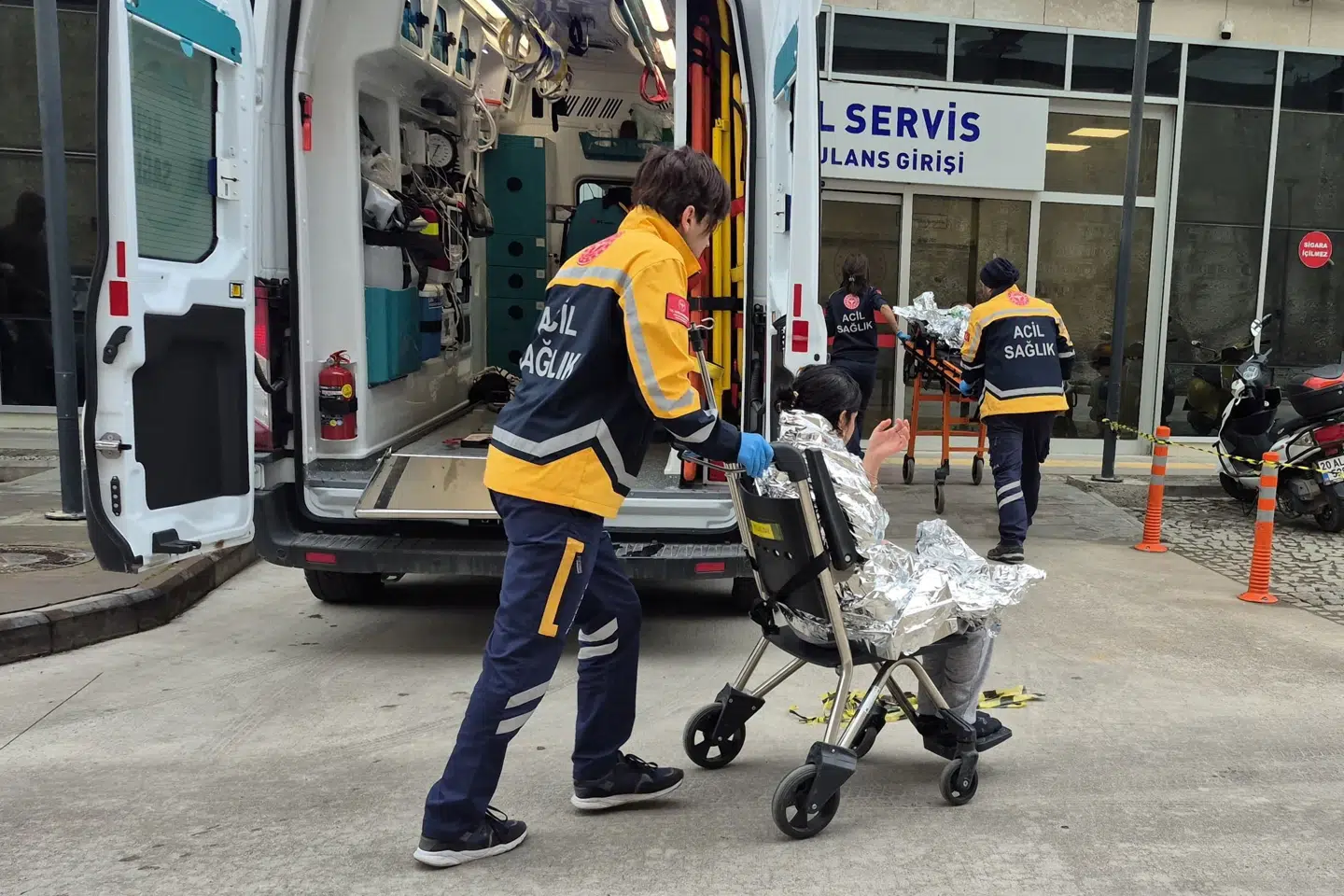 Folk reddet, efter at en gummibåd med migranter sank ud for Tyrkiets kyst.