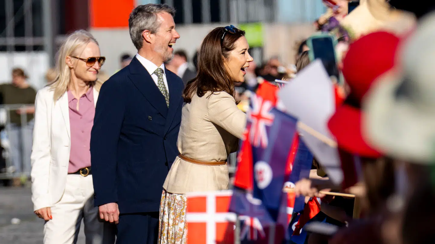 ARKIV. Kong Frederik og dronning Mary griner, mens de hilser på de fremmødte på Hunter Street i Hobart på Tasmanien under statsbesøget i Australien i midten af marts 2026.