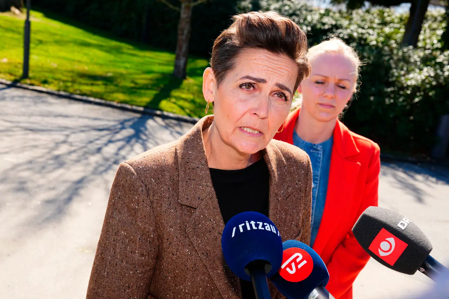 Socialistisk Folkepartis Pia Olsen Dyhr og Signe Munk inden regeringsforhandlinger på Marienborg.