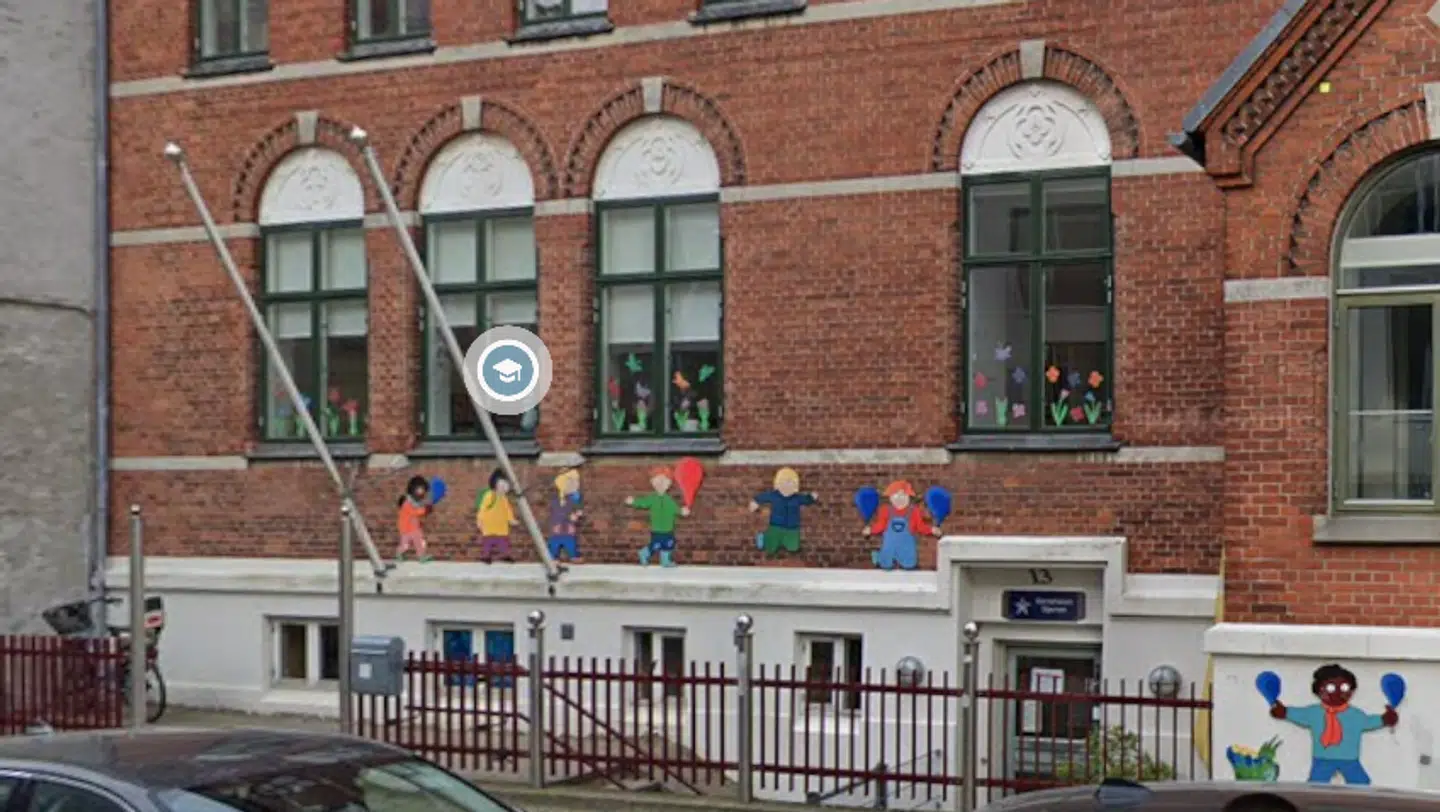 Sådan så børnehavens facade ud inden hærværket.
