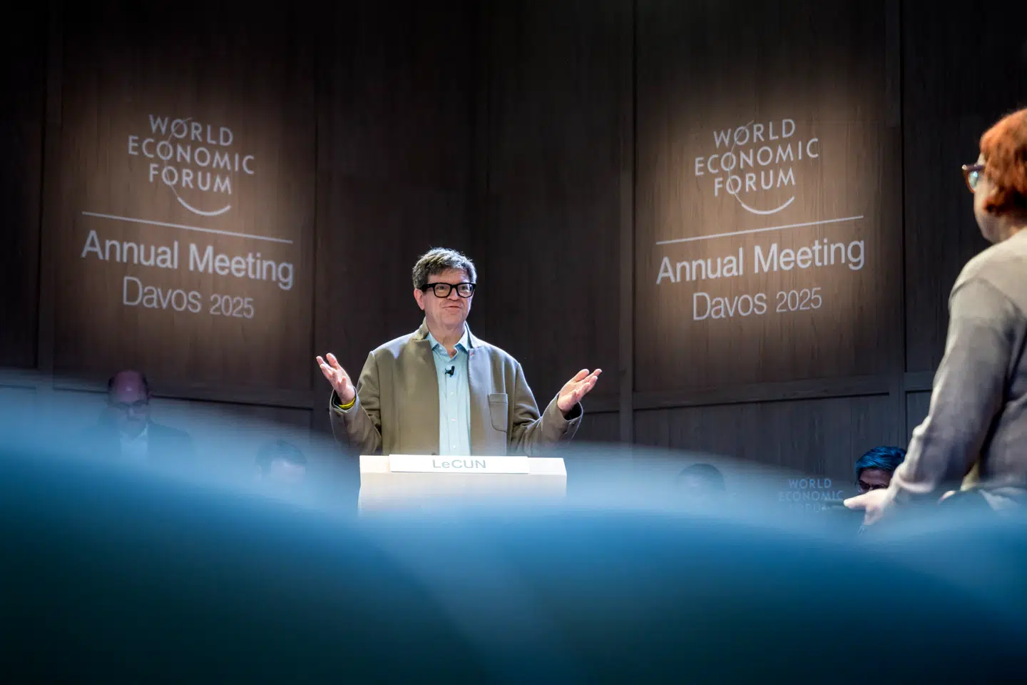 Yann LeCun, der her taler under sidste års Davos-konference, har efter en lang karriere i USA valgt at placere sin nye virksomhed i hjemlandet, Frankrig. Bag hans brud med de amerikanske techbrødre ligger ikke mindst (geo)politiske årsager.