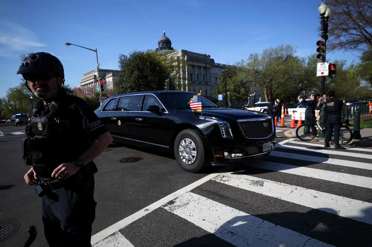 Præsidentens limousine ankommer til højesteret i USA.