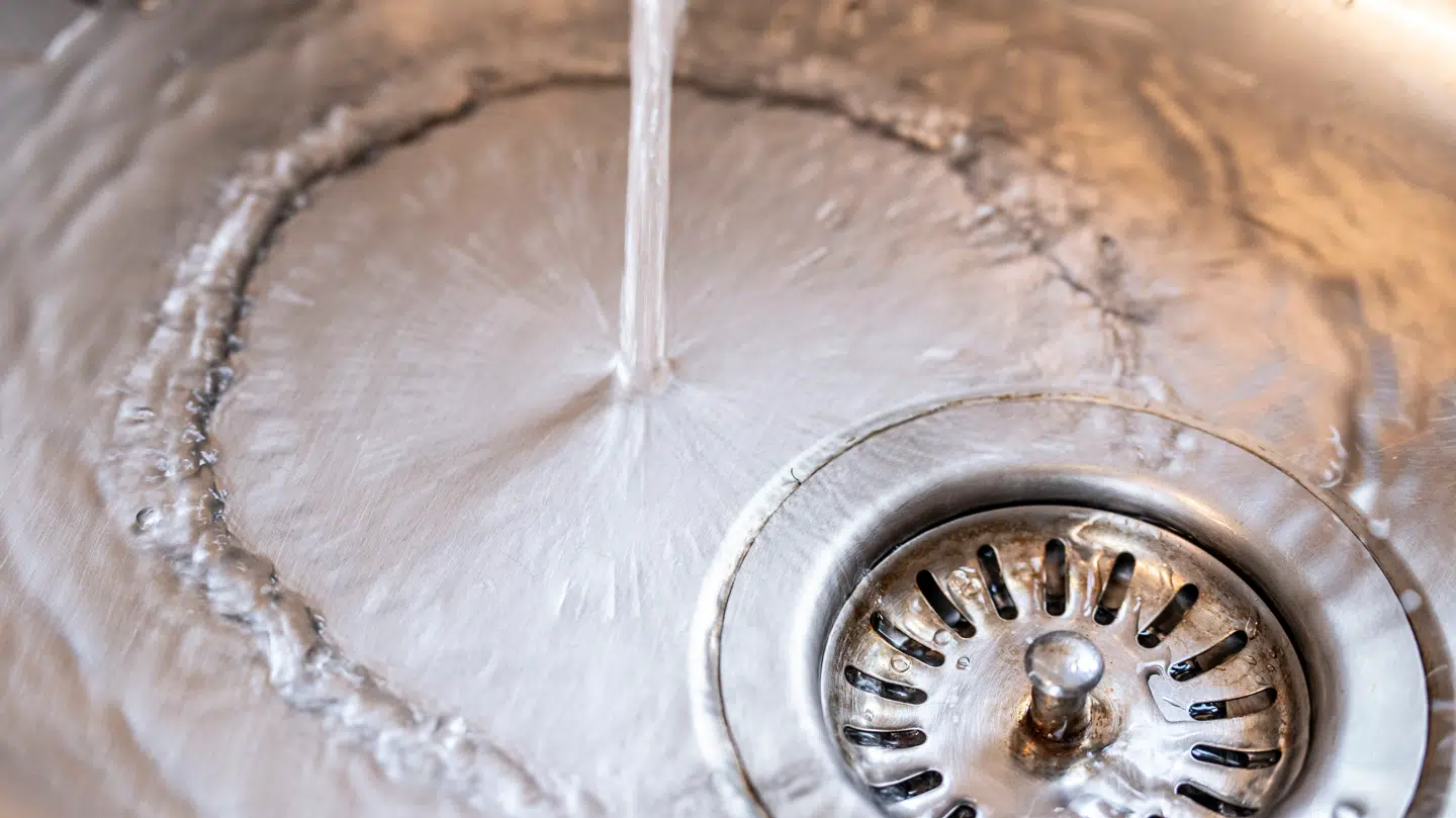 Danskere er vant til at kunne drikke vandet direkte fra hanen. For det meste ser det sådan ud. Men på Læsø har de lige nu problemer med brunt drikkevand.