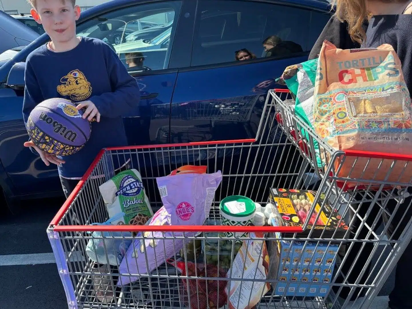 Her ses sønnen Cosmo ved siden af en af familiens indkøbsvogne.