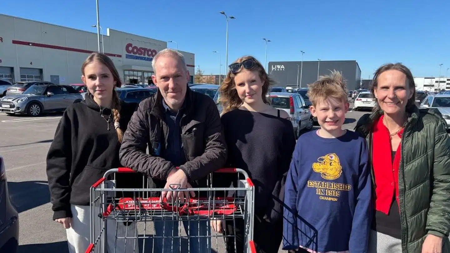 Her ses hele familien bestående af Augusta på 14 år, Keld på 56 år, Molly på 12 år, Cosmo på ni år og Susanne på 50 år længst til højre på billedet.