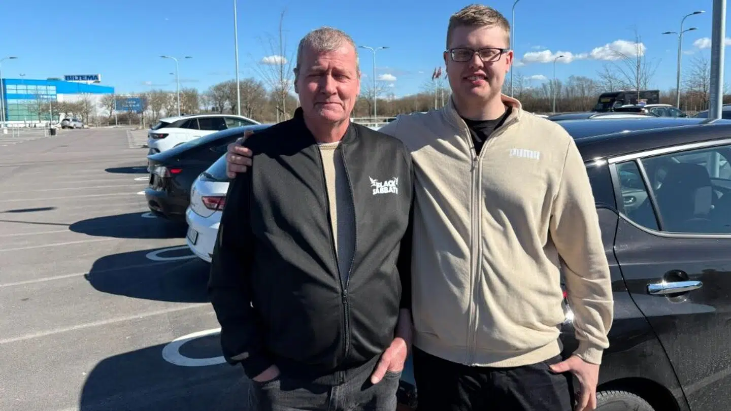 Her ses Kim Christensen og hans søn Oliver ved parkeringspladsen uden for for Costco i Malmø.