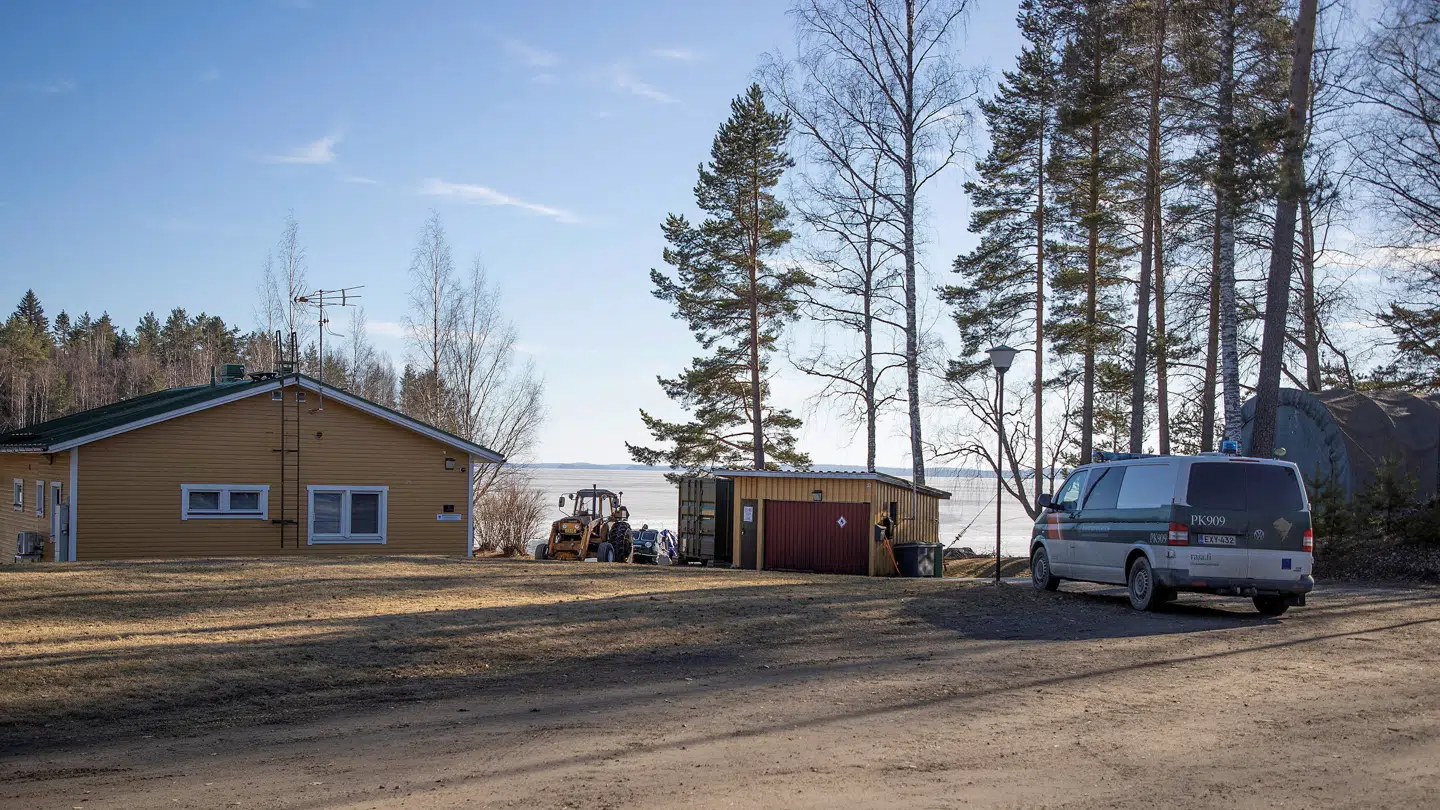 Finske grænsevagters køretøj står i nærheden af en sø, hvor der blev fundet en ukrainsk drone.