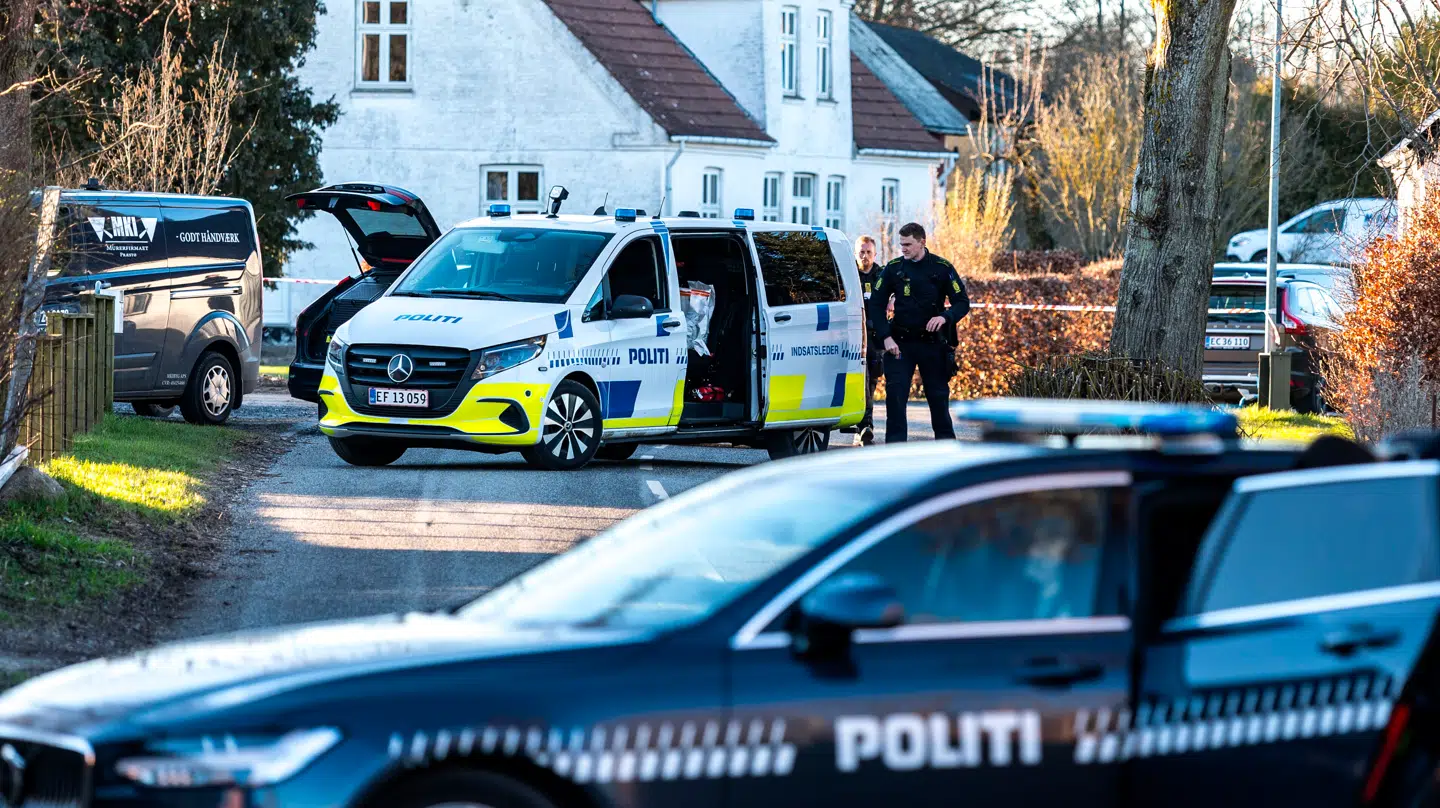 Politiet er til stede i Kalvehave.