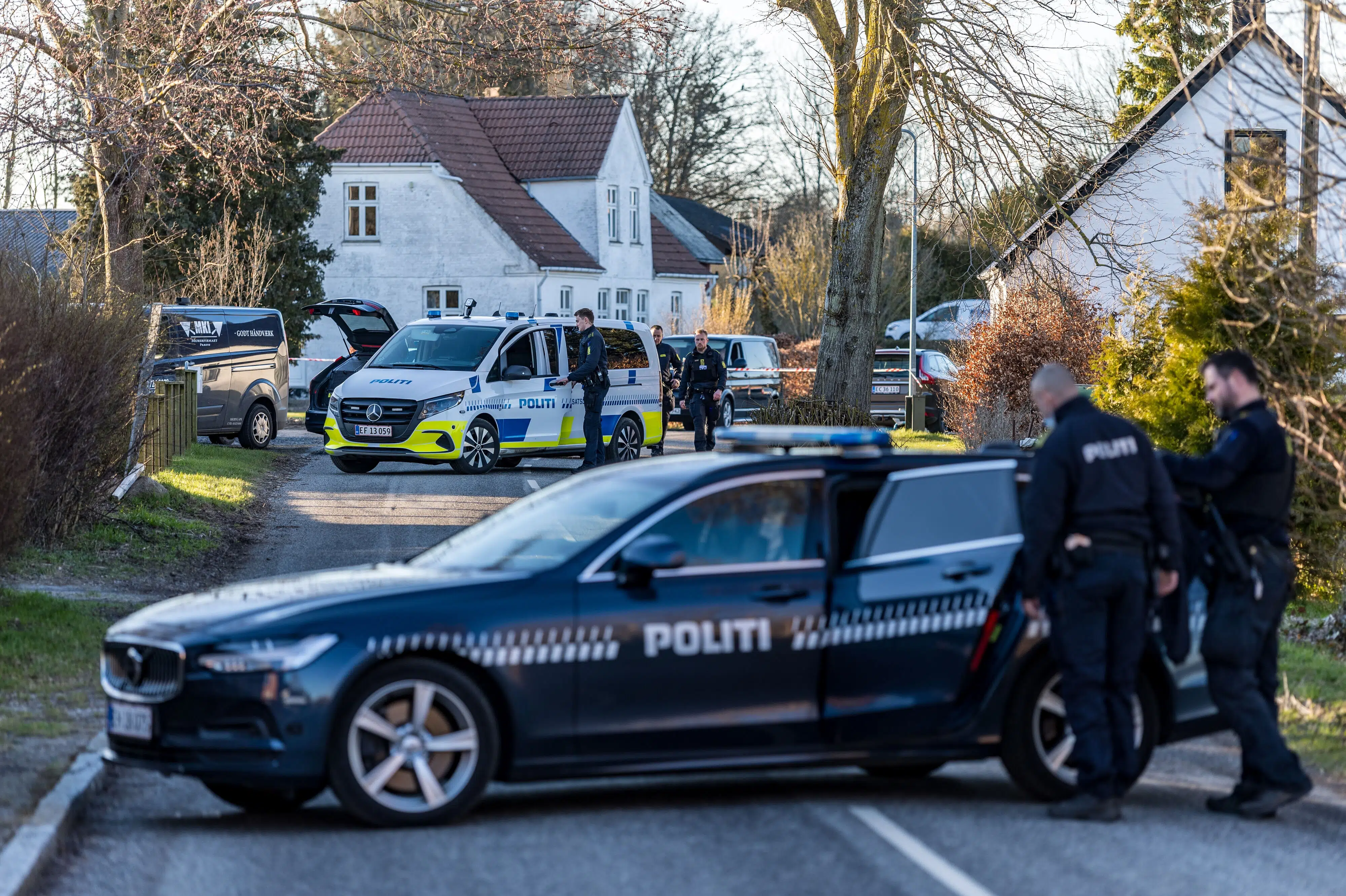 Flere personer anholdt i mistænkeligt forhold i Kalvehave