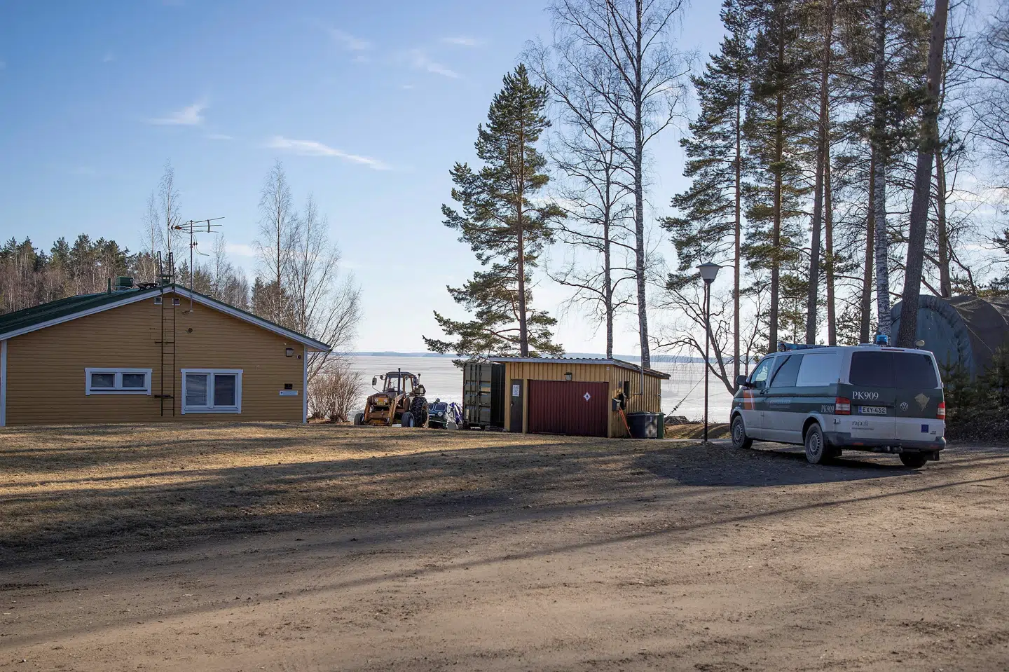 Finske grænsevagters køretøj står i nærheden af en sø, hvor der blev fundet en ukrainsk drone.