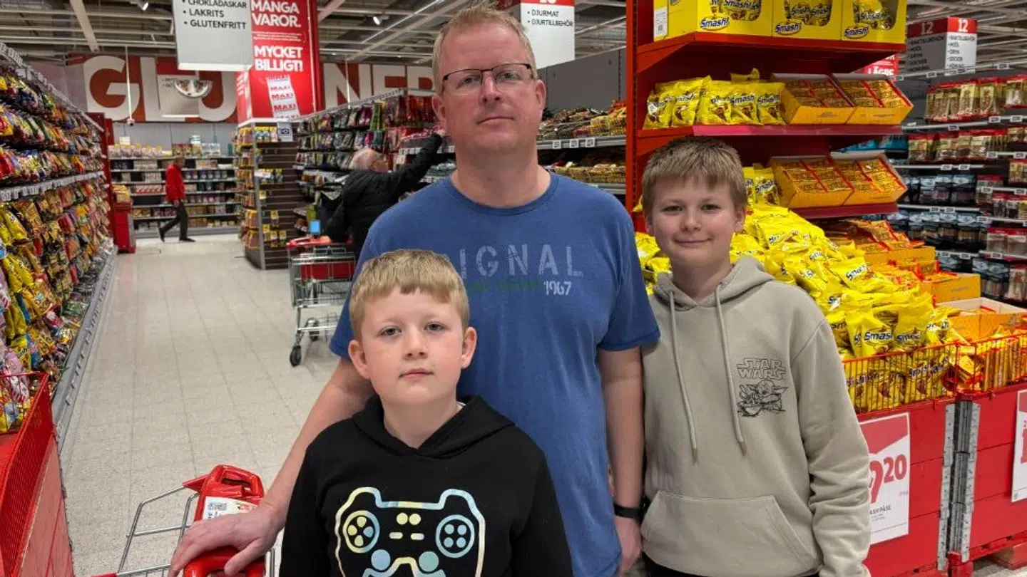 B.T. møder Anders Fjord Mejlstrup og hans to sønner Nestor og Castor på 8 og 12 år i den store svenske dagligvarekæde Ica midt i Malmø.