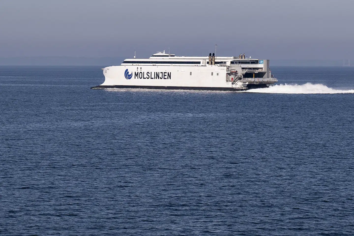 Molslinjen er ramt af motorproblemer på en af rederiets tre hurtigfærger, der sejler mellem Aarhus og Sjællands Odde. (Arkivfoto).