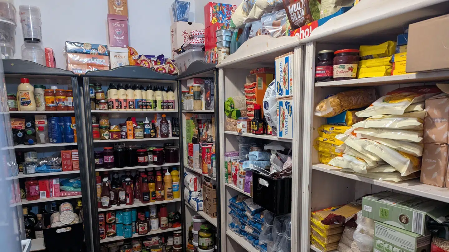 »Det er ikke, fordi vi ikke kan købe discountprodukter, men vi vil have en ordentlig kvalitet i de discountprodukter,« fortæller Jesper og Gitte. Her ses parrets viktualierum.