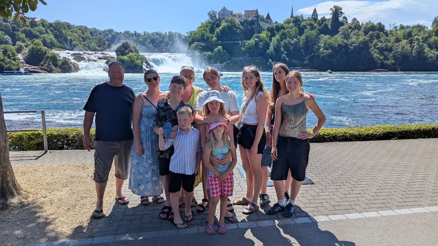 Familien bruger blandt andet alle de penge, som de sparer på at handle billigt ind, på en 6 ugers sommerferie hvert år.