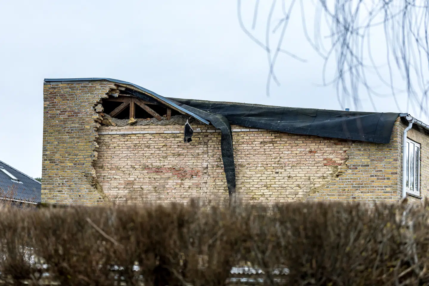 En gavl er styrtet sammen på en bygning på Bagsværdvej i Kongens Lyngby nord for København. Området omkring gavlen er afspærret.