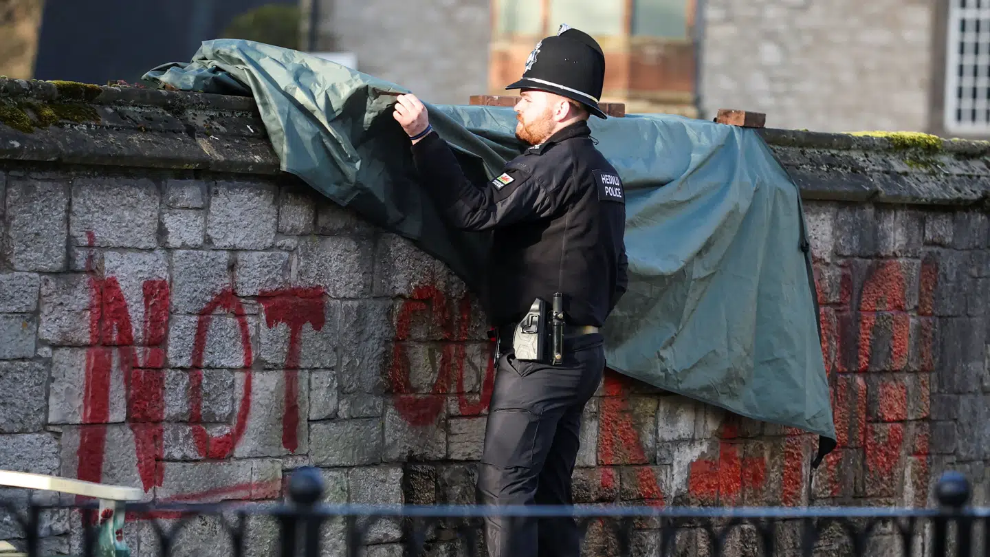 Myndighederne gik hurtigt i gang med at dække ordene 'Not Our King', der var malet foran kirken.