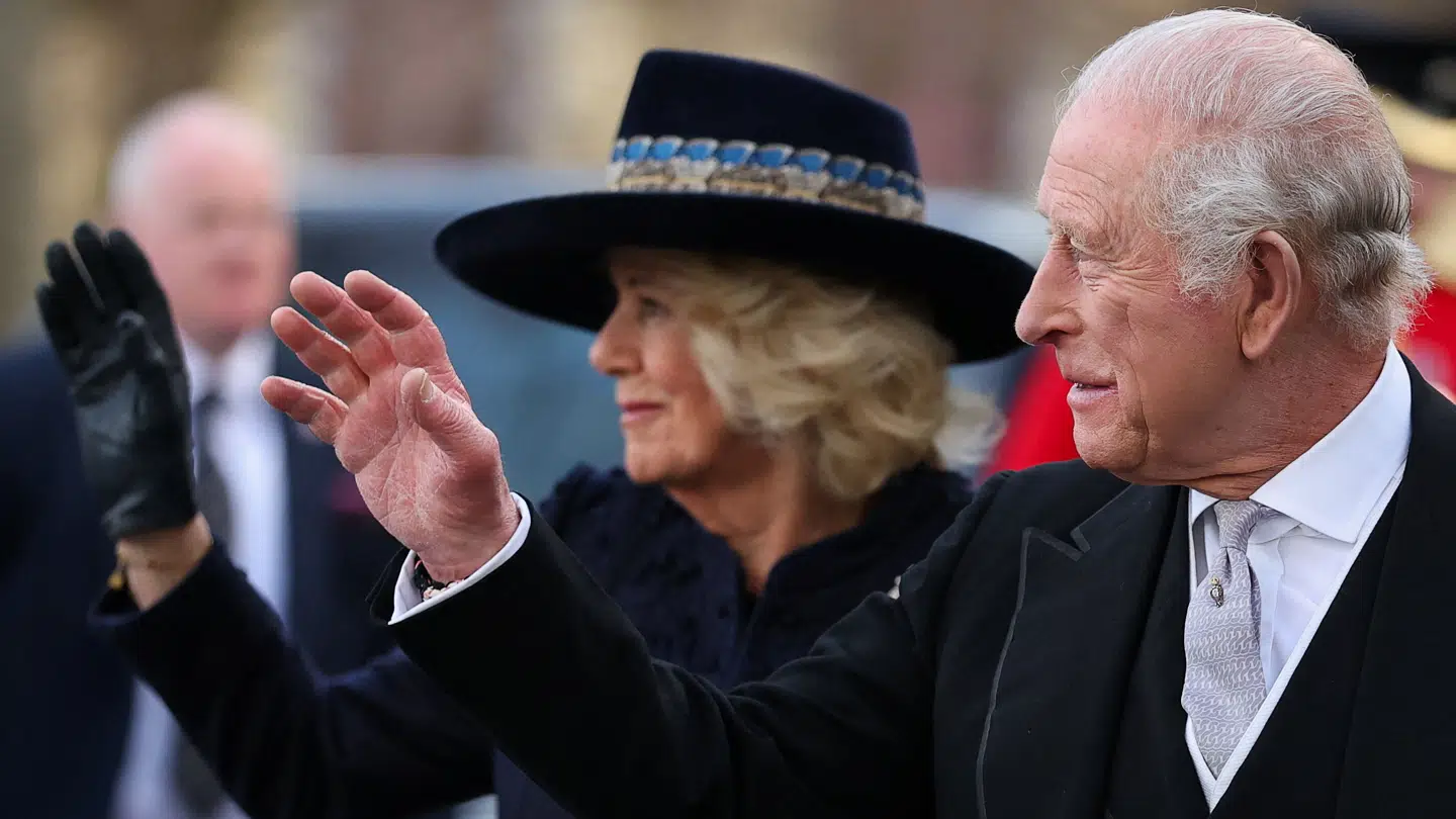 Storbritanniens konge Charles og dronning Camilla ved deres ankomst til gudstjeneste i St. Asaph Katedral i Wales.