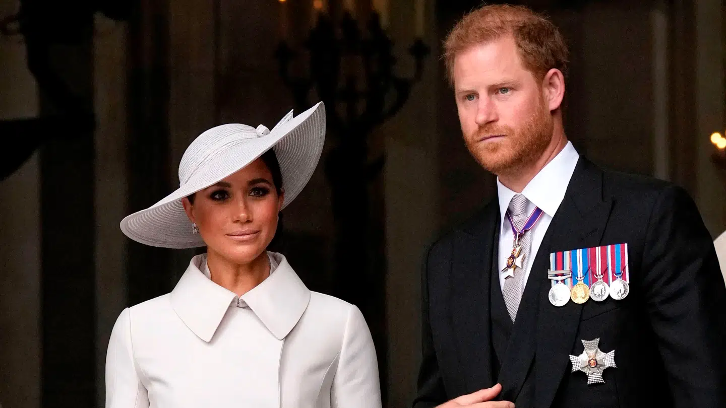 Ifølge forfatter Hugo Vickers bad Dronning Elizabeth i sin tid Prins Harry om at vente et år med at gifte sig med Meghan Markle.
