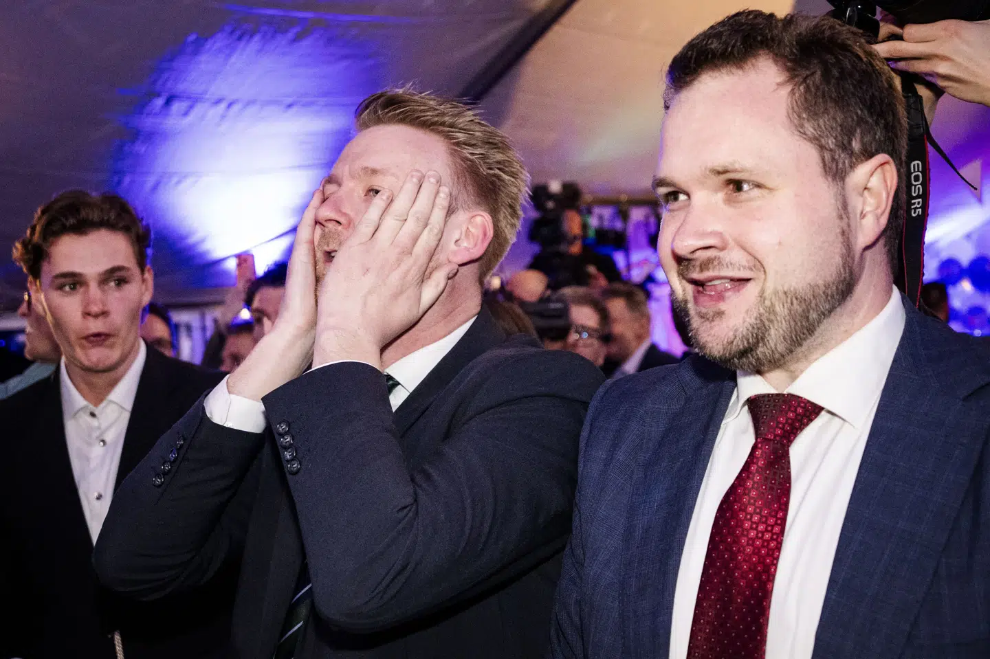 Peter Kofod (tv.) og Anders Vistisen jublede under partiets valgfest ved folketingsvalget 24. marts. DF gik markant frem og fik 9,1 procent af stemmerne. Det var mere end en tredobling i forhold til resultatet i 2022. (Arkivfoto).