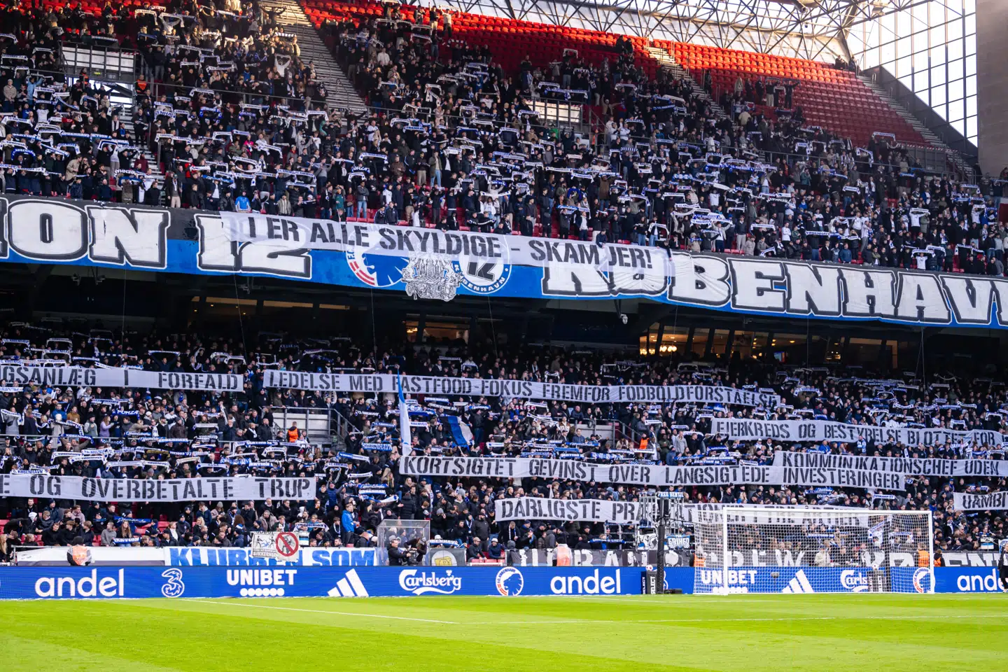 FC København-fans fra Sektion 12 demonstrerede med vrede bannere rettet mod spillere, trænere, ledelse og ejere ved kampen mellem FC København og Randers FC i Parken, hvor det blev en kendsgerning, at FCK for første gang ikke kvalificerede sig til mesterskabsspillet i Superligaen.