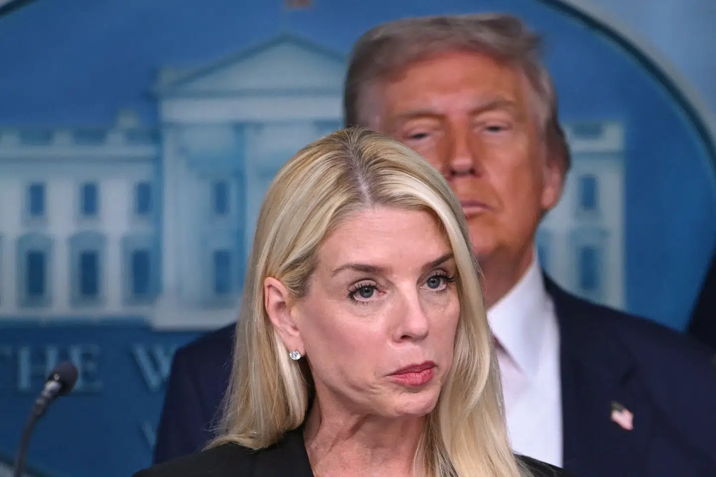 USA's præsident, Donald Trump, betragter justitsminister Pam Bondi, som torsdag er blevet fjernet fra posten. (Arkivfoto)