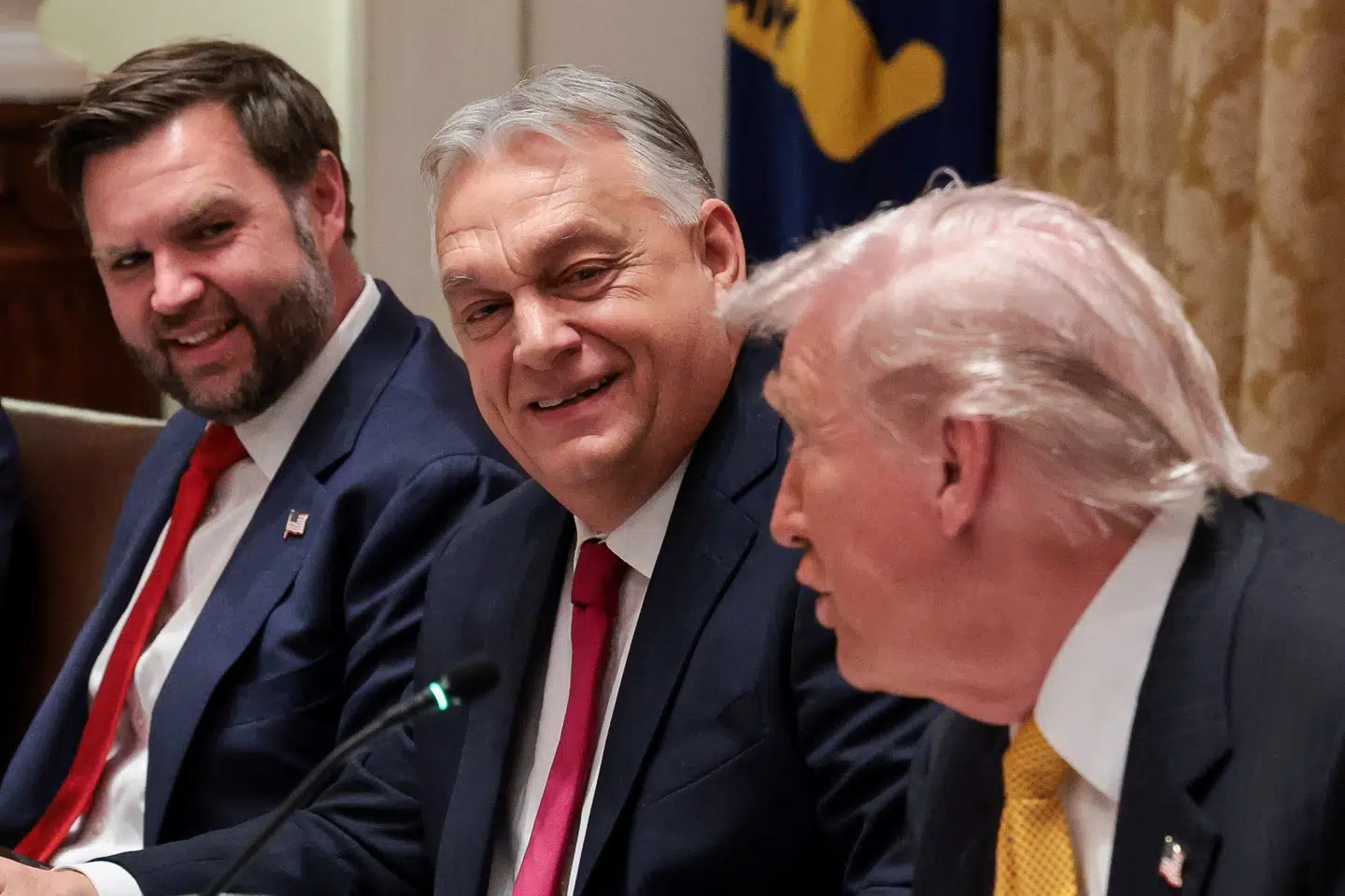 Ungarns premierminister, Viktor Orbán (i midten), har et godt forhold til USA's præsident, Donald Trump, og vicepræsident J.D. Vance. Sidstnævnte kommer nu på besøg i Ungarn få dage inden et valg, som Orbán ifølge meningsmålingerne står til at tabe. Her ses de tre under et møde i Det Hvide Hus i november sidste år. (Arkivfoto)