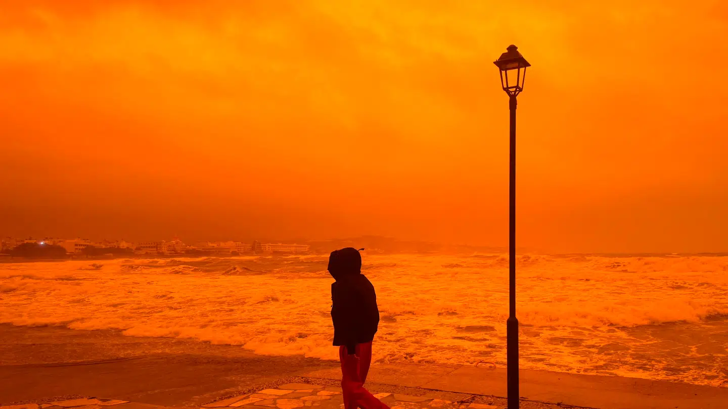 På den græske ø Kreta er himlen rød grundet støv fra Sahara.
