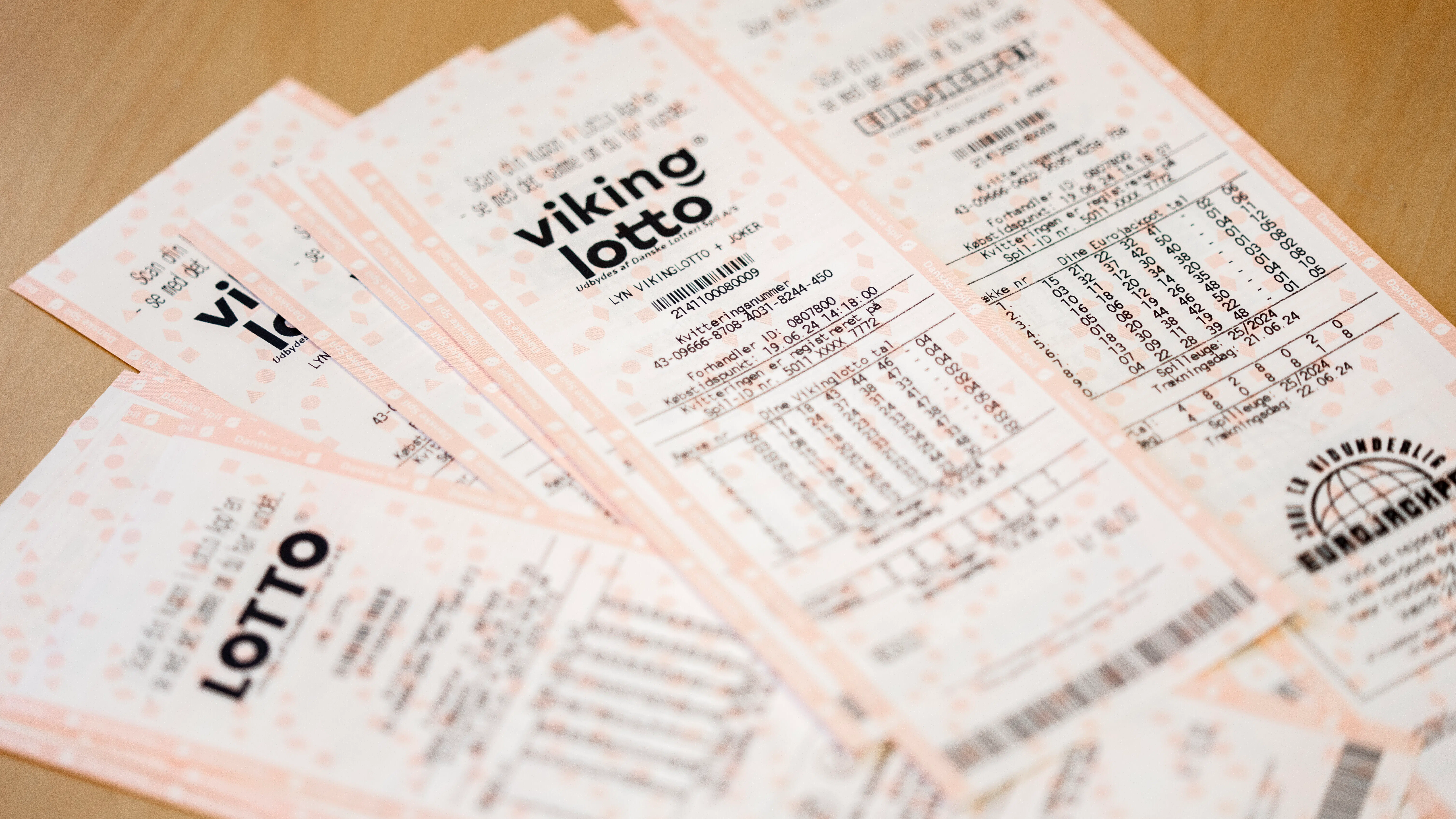 Kørte rundt med den i handskerummet i flere måneder: Nu er hun millionær