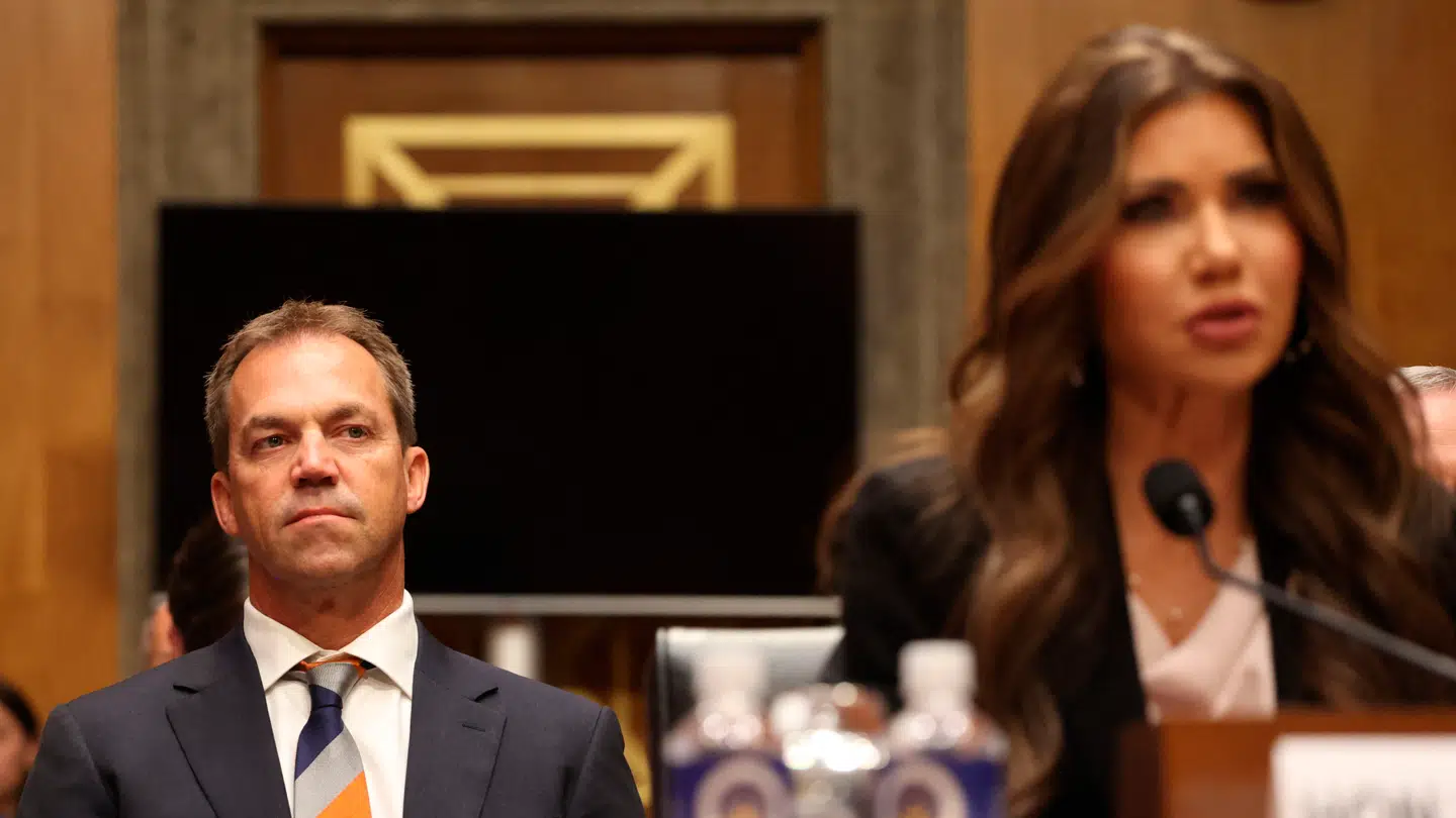 Bryon Noem har sendt seksuelle billeder til sexarbejdere, viser afsløring.