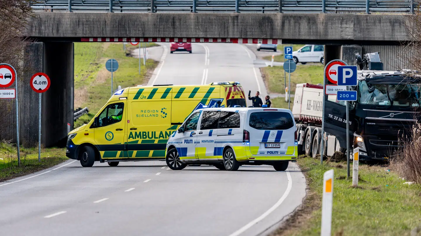 En lastbil er kørt ind i en bro på Køgevej ved Haslev fredag eftermiddag.