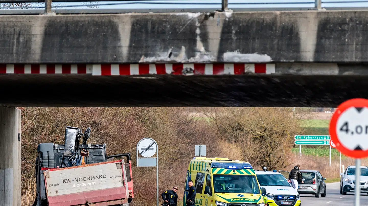 Lastbilchaufføren blev tilset af en ambulance på stedet, men ifølge vagtchefen er der ingen meldinger om nogen skader.