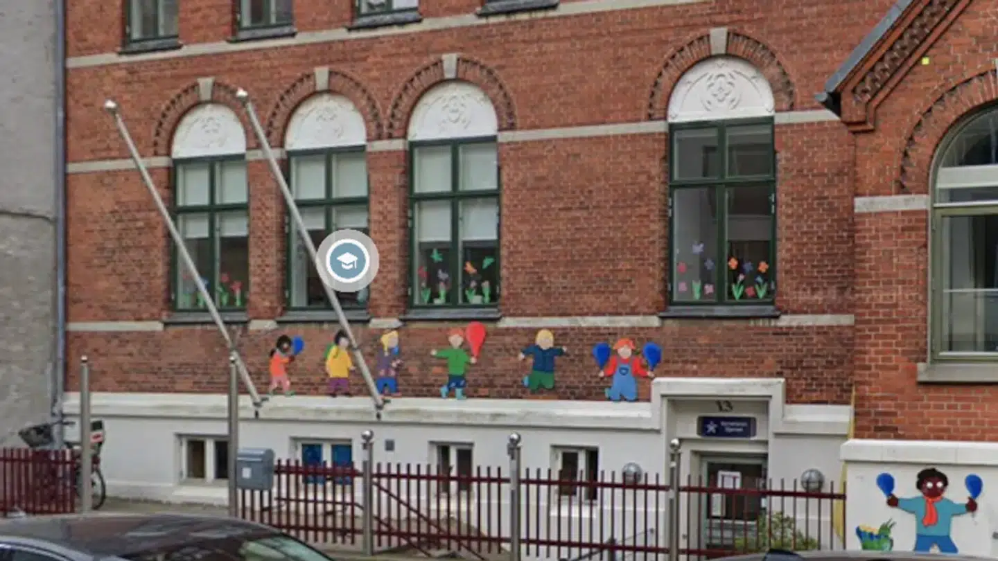 Sådan så børnehavens facade ud inden hærværket.