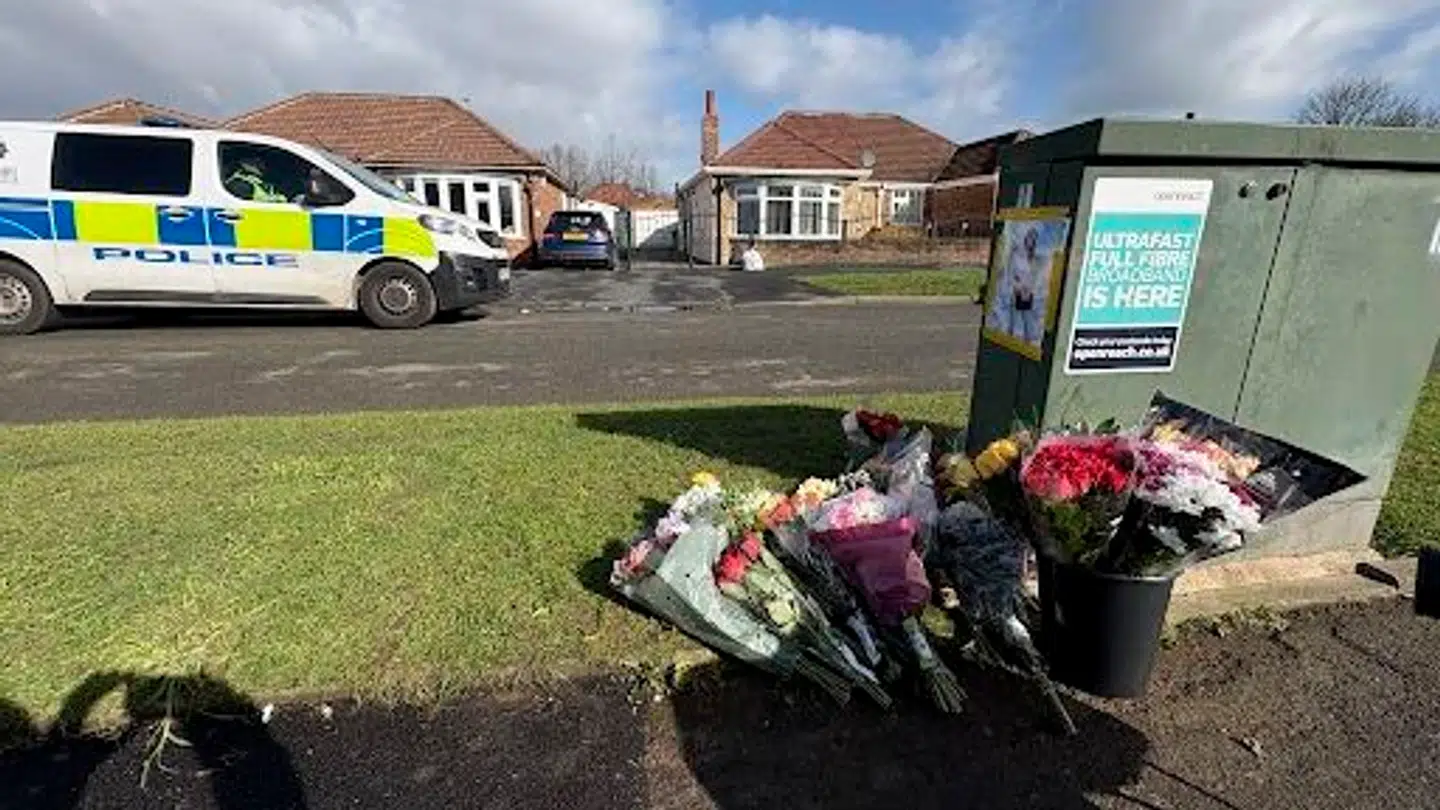 Blomster til minde for den dræbte 16-årige pige lagt på stedet, hvor hun blev fundet bevidstløs lørdag morgen. Fire unge personer er anholdt og varetægtsfængslet i forbindelse med drabet.