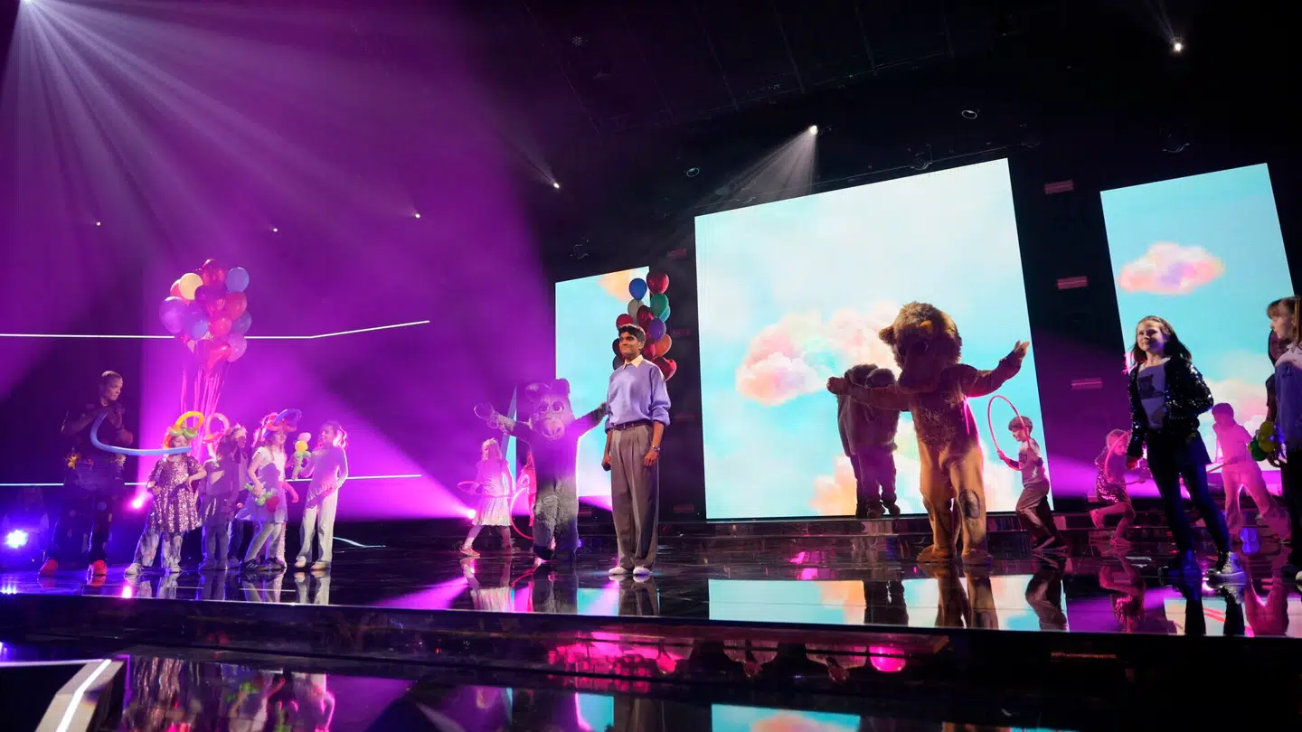 Hugo A havde et lettere specielt sceneshow med til sin første optræden for aftenen.