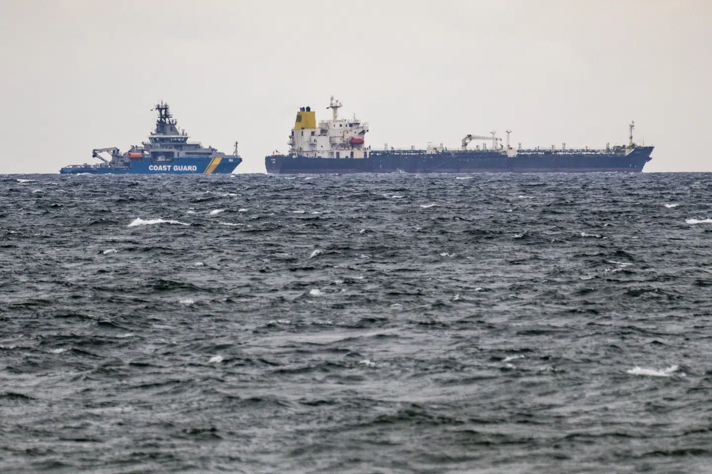 Fredag morgen gik den svenske kystvagt om bord på tankskibet "Flora 1", som formodes at være kilde til et 12 kilometer langt olieudslip ud for øen Gotland.