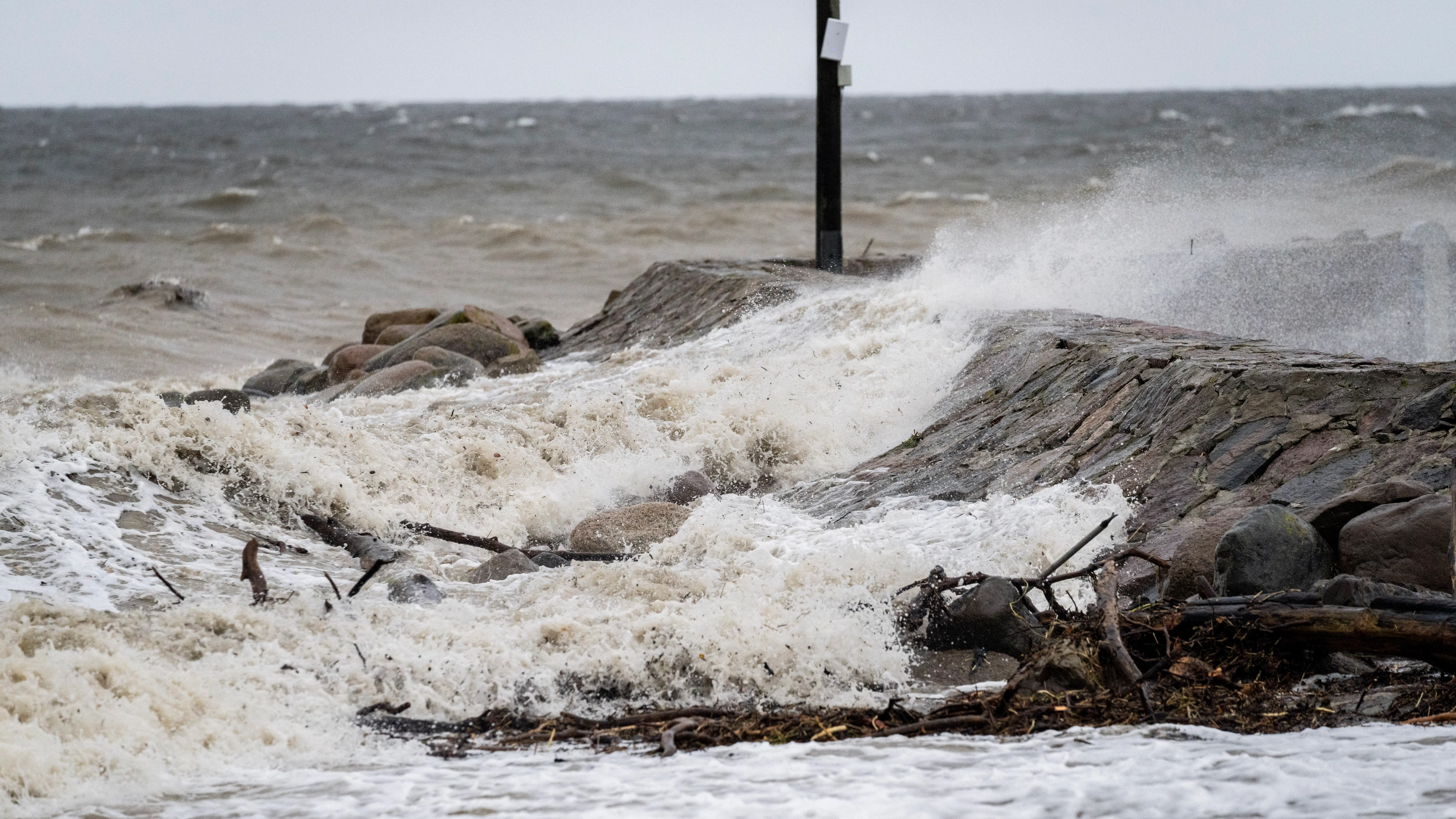 DMI advarer: Vindstød af orkanstyrke rammer